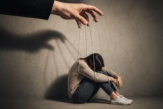 Emoční vyděrač vás dokáže zdeptat. Vydírání vydává za lásku, péči, dovolává se vděčnosti. Vy trpíte - Médium.cz